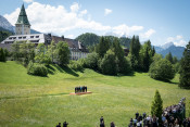 Medienvertreter auf der Pressetribüne fotografieren die Staats- und Regierungschefs beim sogenannten 'Familienfoto' vor Schloss Elmau.