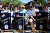 Mitglieder der Musikkapelle Krün beim gemeinsamen Gruppenfoto mit Bundeskanzlerin Angela Merkel am 07.06.2015.