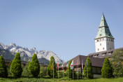 Schloss Elmau am 07.06.2015 vor Alpenpanorama.