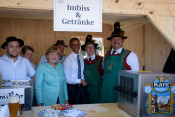 US-Präsident Barack Obama (3.v.r.) und Bundeskanzlerin Angela Merkel (3.v.l.) beim gemeinsamen Gruppenfoto mit Angehörigen der Gebirgsschützen Kompanie Wallgau am 07.06.2015 bei einem Besuch in Krün.