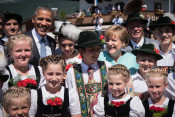 US-Präsident Barack Obama und Bundeskanzlerin Angela Merkel mit Mitgliedern einer Trachtengruppe am 07.06.2015 in Krün.
