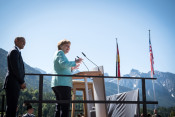 US-Präsident Barack Obama und Bundeskanzlerin Angela Merkel sprechen am 07.06.2015 bei einem Besuch in Krün.