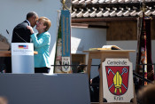 US-Präsident Barack Obama und Bundeskanzlerin Angela Merkel umarmen sich am 07.06.2015 bei einem Besuch in Krün.