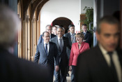 Bundeskanzlerin Angela Merkel geht mit dem französischen Präsidenten François Hollande und US-Präsident Barack Obama zur Sitzung der G7 mit den Outreach-Gästen.
