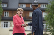 Die Bundeskanzlerin Angela Merkel begrüßt Nigerias Präsidenten Muhammadu Buhari vor Schloss Elmau.