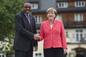 Die Bundeskanzlerin Angela Merkel begrüßt Äthiopiens Ministerpräsidenten Heilemariam Desalegn vor Schloss Elmau.