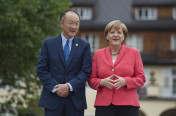 Die Bundeskanzlerin Angela Merkel begrüßt Weltbank-Präsident Jim Yong Kim.