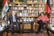 Die Bundeskanzlerin Angela Merkel im bilateralen Gespräch mit dem irakischen Ministerpräsidenten Haider al-Abadi.