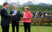 Großbritanniens Premierminister David Cameron (l.), Kanadas Premierminister Stephen Harper und Bundeskanzlerin Angela Merkel unterhalten sich in Elmau vor dem Alpenpanorama am Rande eines Fototermins.