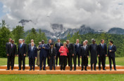 Familienfoto der G7 mit den Outreach-Vertretern vor dem bayerischen Wettersteingebirge.