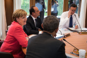 US-Präsident Barack Obama (vorne), Bundeskanzlerin Angela Merkel, Frankreichs Präsident François Hollande (hinten l.) und Großbritanniens Premierminister David Cameron sitzen in Schloss Elmau zu Beginn der dritten Arbeitssitzung der G7 zusammen.