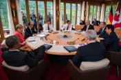 Merkel (Deutschland), Hollande (Frankreich), Cameron (Großbritannien), Renzi (Renzi), Juncker (EU-Kommission), Tusk (EU-Rat), Abe (Japan), Harper (Kanada) und Obama (USA) (im USZ), in Schloss Elmau zu Beginn der dritten Arbeitssitzung der G7.