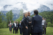 Im Anschluss des Familienfotos der G7 mit den Outreach-Teilnehmern unterhalten sich IWF-Direktorin Chrsitine Lagarde, US-Präsident Barack Obama und Italiens Ministerpräsident Matteo Renzi (v.l.).