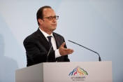 Der französische Präsident François Hollande spricht bei seiner Abschlusspressekonferenz zum G7-Gipfel.