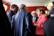 Bundeskanzlerin Angela Merkel im Gespräch mit Outreach-Teilnehmern.