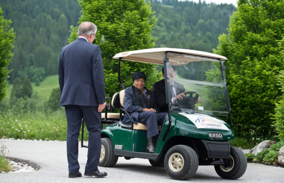 Zur Begrüßung durch die Kanzlerin werden die Outreach-Gäste mit Golfcarts gefahren, so wie Liberias Staatspräsidentin Ellen Johnson Sirleaf.