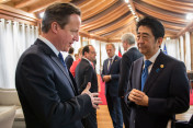 Großbritanniens Premierminister David Cameron (l.) und Japans Premierminister Shinzo Abe unterhalten sich in Schloss Elmau vor Beginn der dritten Arbeitssitzung der G7.