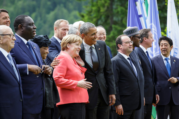 Gruppenfoto der G7 mit den Outreach-Gästen: Bundeskanzlerin Angela Merkel neben US-Präsident Barack Obama.