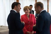 Italiens Ministerpräsident Matteo Renzi, Bundeskanzlerin Angela Merkel und der Präsident des Europäischen Rates, Donald Tusk, unterhalten sich in Schloss Elmau zu Beginn der dritten Arbeitssitzung der G7 (v.l.).