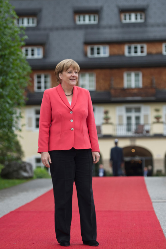 Bundeskanzlerin Angela Merkel während der Begrüßung der Outreach-Teilnehmer vor Schloss Elmau.