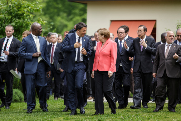 Bundeskanzlerin Angela Merkel spricht mit dem italienischen Ministerpräsidenten Matteo Renzi auf dem Weg zum G7-Outreach-Gruppenfoto.