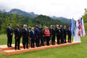 Die Outreach-Teilnehmer stehen in Elmau vor dem Alpenpanorama mit den Staats- und Regierungschefs der G7 für ein Familienfoto zusammen. 