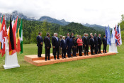 Die Outreach-Teilnehmer stehen in Elmau vor dem Alpenpanorama mit den Staats- und Regierungschefs der G7 für ein Familienfoto zusammen. 