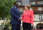 Bundeskanzlerin Angela Merkel begrüßt Senegals Präsidenten Macky Sall vor Schloss Elmau.