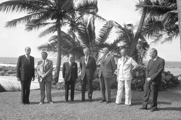 Gruppenfoto der Teilnehmer am G7-Gipfel unter Palmen.
