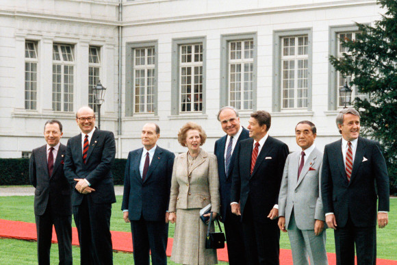 Gruppenfoto der Teilnehmer am G7-Gipfel im Park des Palais Schaumburg.