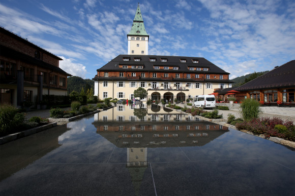 Außenaufnahme des Schloss Elmau mit Spiegelung im Wassertisch.