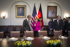 Bundeskanzlerin Angela Merkel unterhält sich mit US-Präsident Barack Obama.