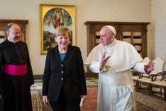 Bundeskanzlerin Angela Merkel im Gespräch mit Papst Franziskus.