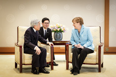 Bundeskanzlerin Angela Merkel und Kaiser Akihito im Gespräch.