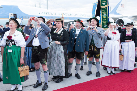 Mitglieder einer bayerischen Trachtengruppe fotografieren am 07.06.2015 auf dem Flughafen München die Ankunft des US-amerikanischen Präsidenten.