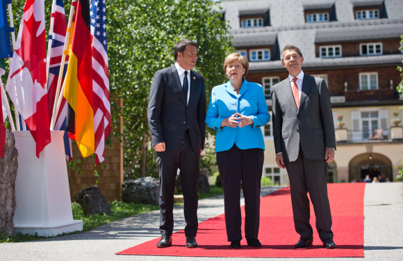 Bundeskanzlerin Angela Merkel und ihr Ehemann Joachim Sauer (r.) begrüßen Italiens Ministerpräsident Matteo Renzi vor Schloss Elmau.