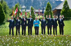 Familienfoto der G7: Tusk (EU-Ratspräsident), Abe (Japan),  Harper (Kanada), Obama (USA), Merkel (Deutschland), Hollande (Frankreich), Cameron (Großbritannien), Renzi (Italien) und Juncker (EU-Kommission).