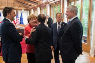 Angela Merkel begrüßt zu Beginn der dritten Arbeitssitzung Italiens Ministerpräsidenten Matteo Renzi, Frankreichs Präsidenten François Hollande, den Präsidenten des Europäischen Rates, Donald Tusk, und Kanadas Premierminister Stephen Harper (v.l.).