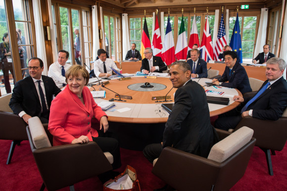 In der dritten Arbeitssitzung besprechen Merkel (Deutschland), Hollande (Frankreich), Cameron (Großbritannien), Renzi (Italien), Juncker (EU-Kommission), Tusk (EU-Rat), Abe (Japan), Harper (Kanada), Obama (USA) (im UZS) Energie- und Klimafragen.