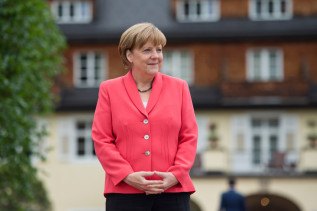 Bundeskanzlerin Angela Merkel während der Begrüßung der Outreach-Teilnehmer vor Schloss Elmau.