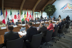 Themen der Arbeitssitzung der G7-Staats- und Regierungschefs mit den Outreach-Gästen sind unter anderem Entwicklungspolitik, die Post-2015-Agenda, Frauen, Gesundheit und Afrika.