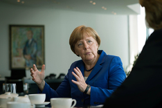 Bundeskanzlerin Merkel während eines Interviews