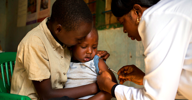 In Shambarai, einem Dorf in Tansania, wird ein Junge gegen Masern und Röteln geimpft.