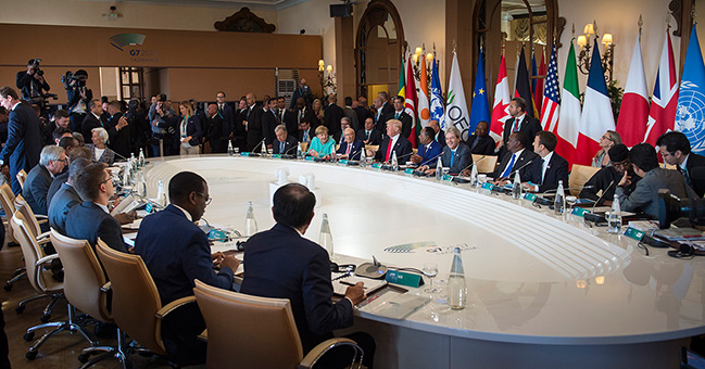 Übersicht Sitzung der G7 zusammen mit den Outreach-Partnern.
