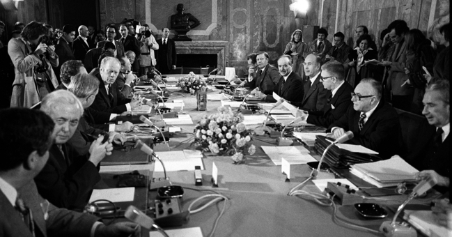 Vom 15. bis zum 17. September 1975 diskutieren die Staats- und Regierungschefs der sechs wichtigsten westlichen Industrienationen - hier während einer Arbeitssitzung - über die Lage der Weltwirtschaft.Weltwirtschaftsgipfel,G8,Rambouillet …