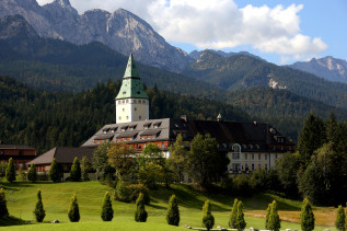 Eine Außenansicht des Schloss Elmau.