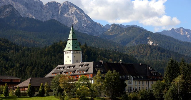 Eine Außenansicht des Schloss Elmau.