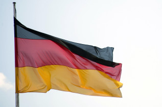 Die deutsche Flagge im Bundeskanzleramt.deutsche Flagge, Fahne, Deutschlandfahne, 