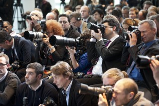Fotografen auf einer Pressekonferenz