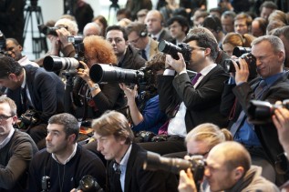 Fotografen auf einer Pressekonferenz